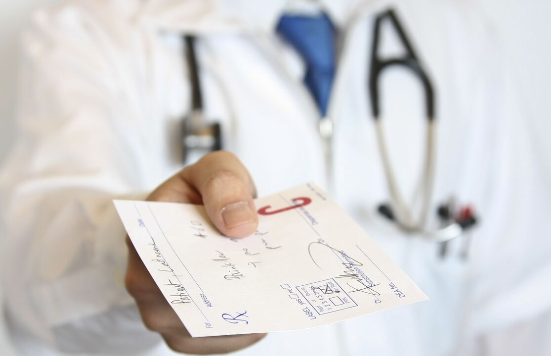 Ang doktor naghatag usa ka reseta alang sa pagtambal sa mga problema sa potency pagkahuman sa 50
