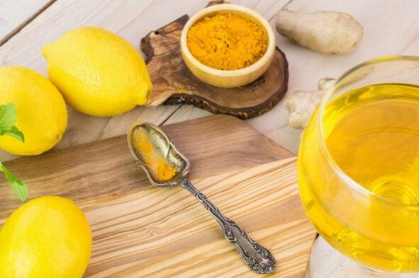 Uminum uban ang Lemon, Ginger ug Turmeric aron mapalambo ang kaarang